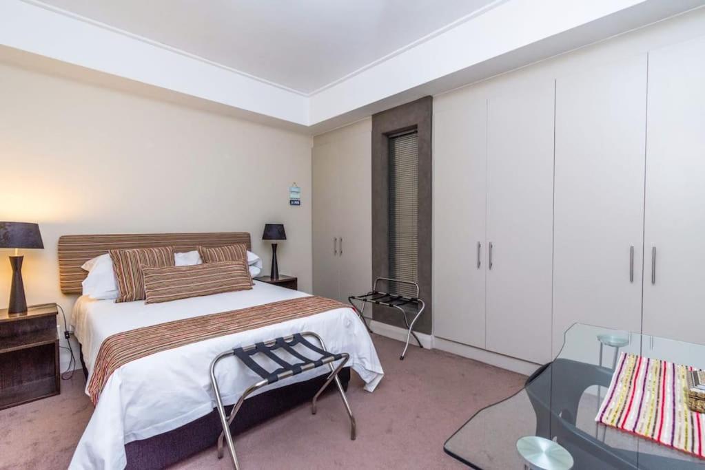Waterfront Canal, 2 Bedroom Apartment *